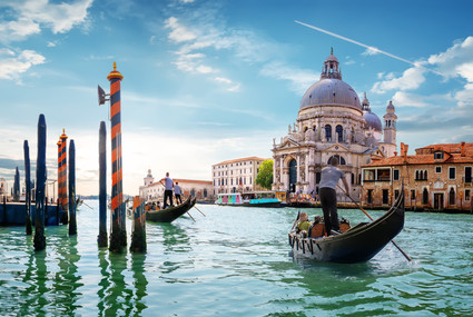 Ride on gondolas along the Gand Canal in Venice, Italy (ouverture dans une nouvelle fenêtre)