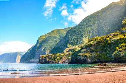 Beautiful sandy beach in Seixal, Madeira Island, Portugal. Green hills covered by tropical forest in the background. People on the beach. Summer vacation destination. Portuguese landscape. (ouverture dans une nouvelle fenêtre)
