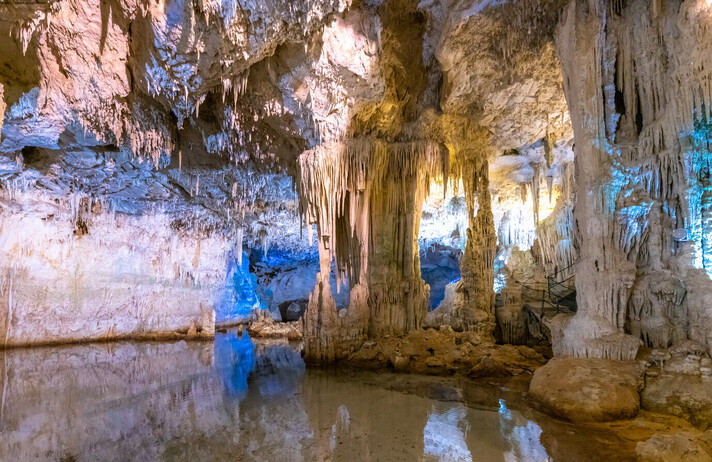 interno della grotta di nettuno in sardegna